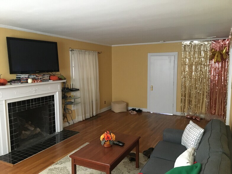 Living Room - 1304 Dunklin St