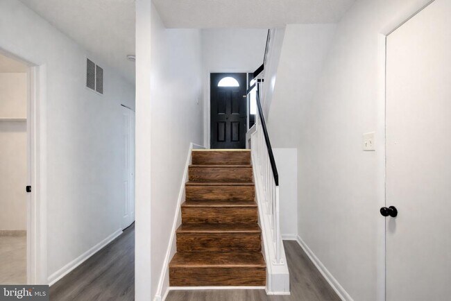 Building Photo - 49 Brambling Ln