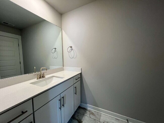 Building Photo - Luxury Living for Lease in Hendersonville!