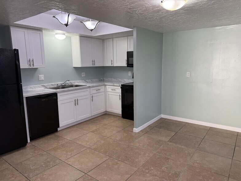 Building Photo - 467 Willow Tree Dr