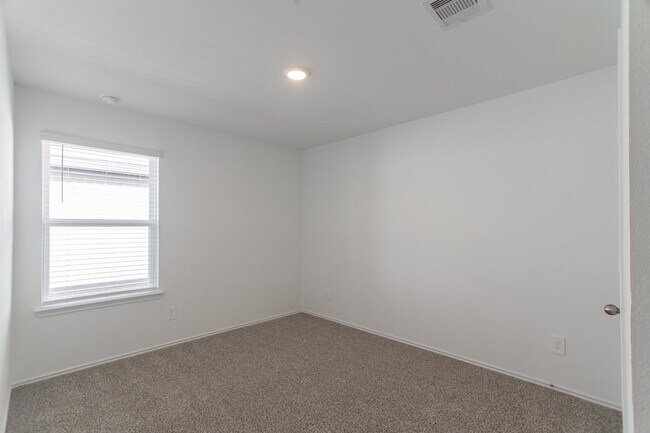 Building Photo - 24314 Pebble Cres Ln