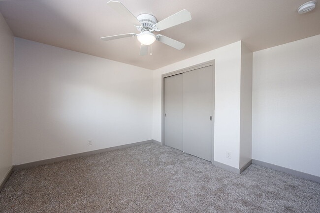 Building Photo - Affordable, Attractive 2-bed in a small Complex