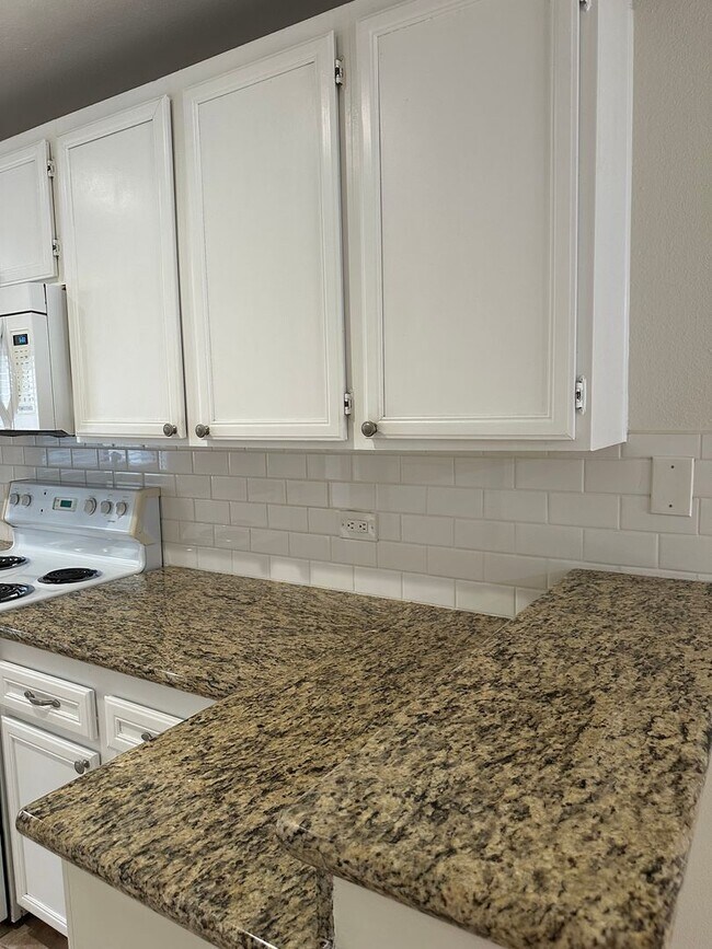 Building Photo - MISSION HILLS-SPACIOUS 2BR /2BA WITH MODER...