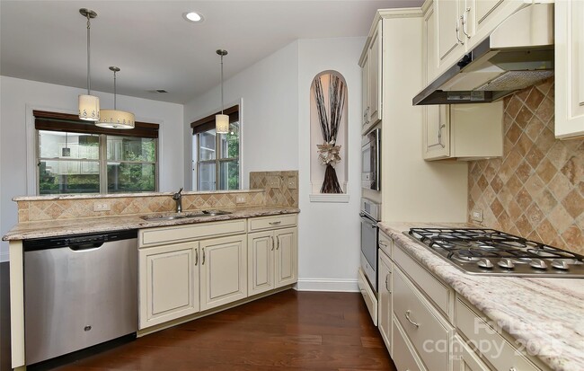 Building Photo - 549 Daventry Ct