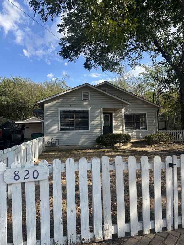 Building Photo - 820 W Frey