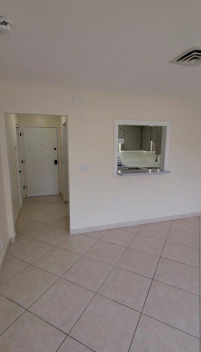 Building Photo - 105 S Riverside Dr