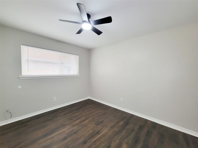 Building Photo - 6439 Oaknut Dr