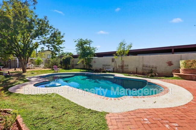 Building Photo - 525 W Lynwood St