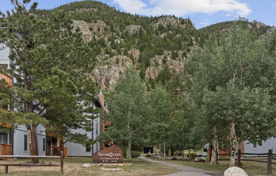 Building Photo - 1901 Clear Creek Dr