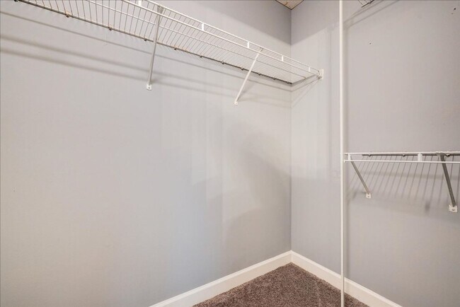 Building Photo - **2 bedroom 2 bath $1199/mo***Evansville, IN*** Pet Friendly**Vaulted Ceilings