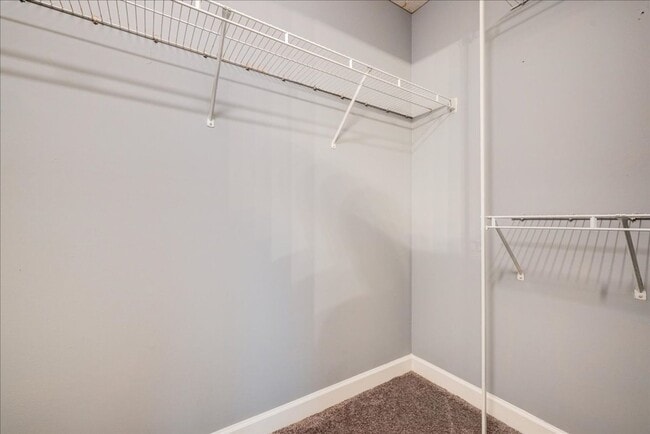 Building Photo - **MOVE IN BY 6/1**2 bedroom 2 bath $1150/m...