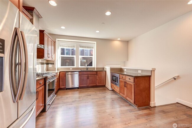 Building Photo - 1313 Brooklyn Walk NE