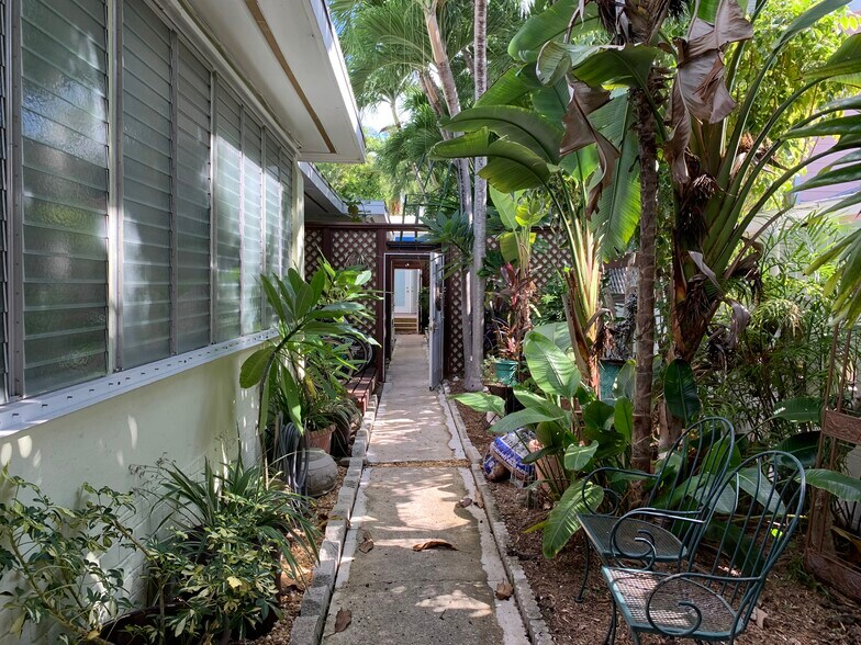 Entrance to apartment - 1505 White St