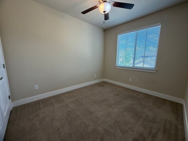 Building Photo - Great Location ~ Fabulous Townhome in New Braunfels 3/2.5 ~ Minutes from Gruene ~ Move in Ready!