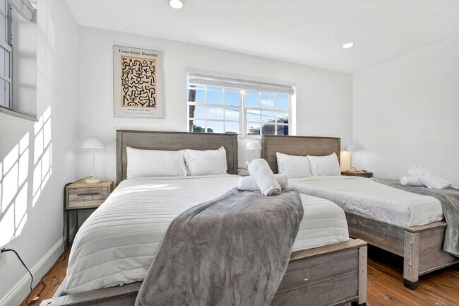 Building Photo - 2365 NE 195th St