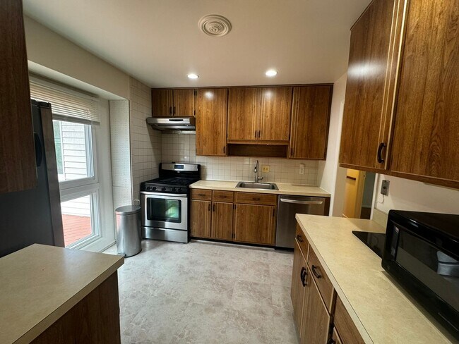 Building Photo - Split level 4-bedroom 3-bathroom home