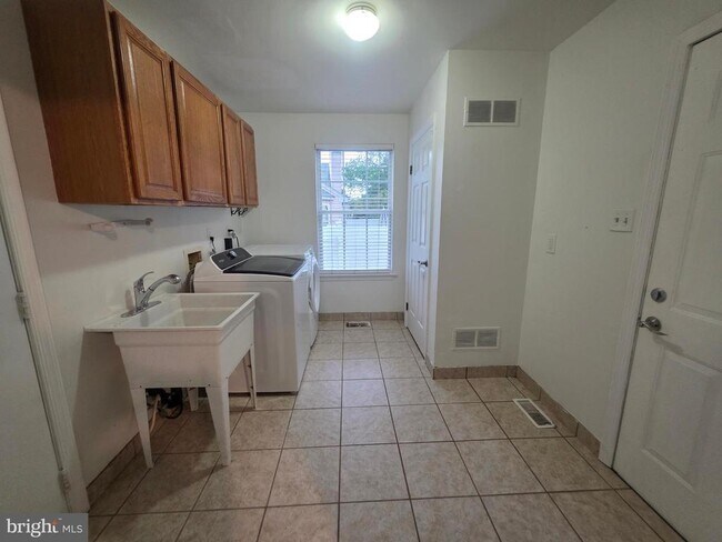 Building Photo - 138 Persimmon St