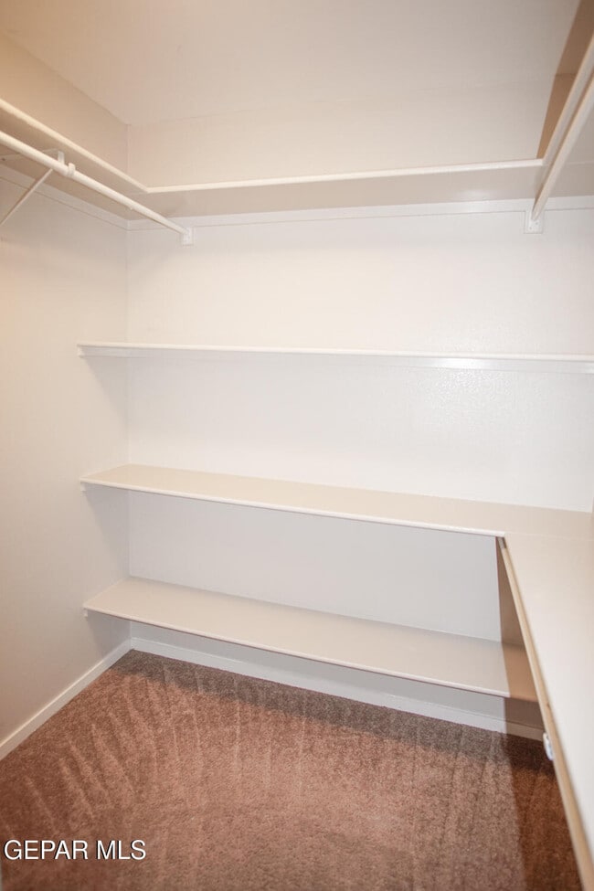 Building Photo - 4200 Camelot Heights Dr