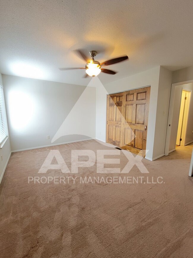 Building Photo - Beautiful 2Bd - 1.5 Bath Condo in West Kno...