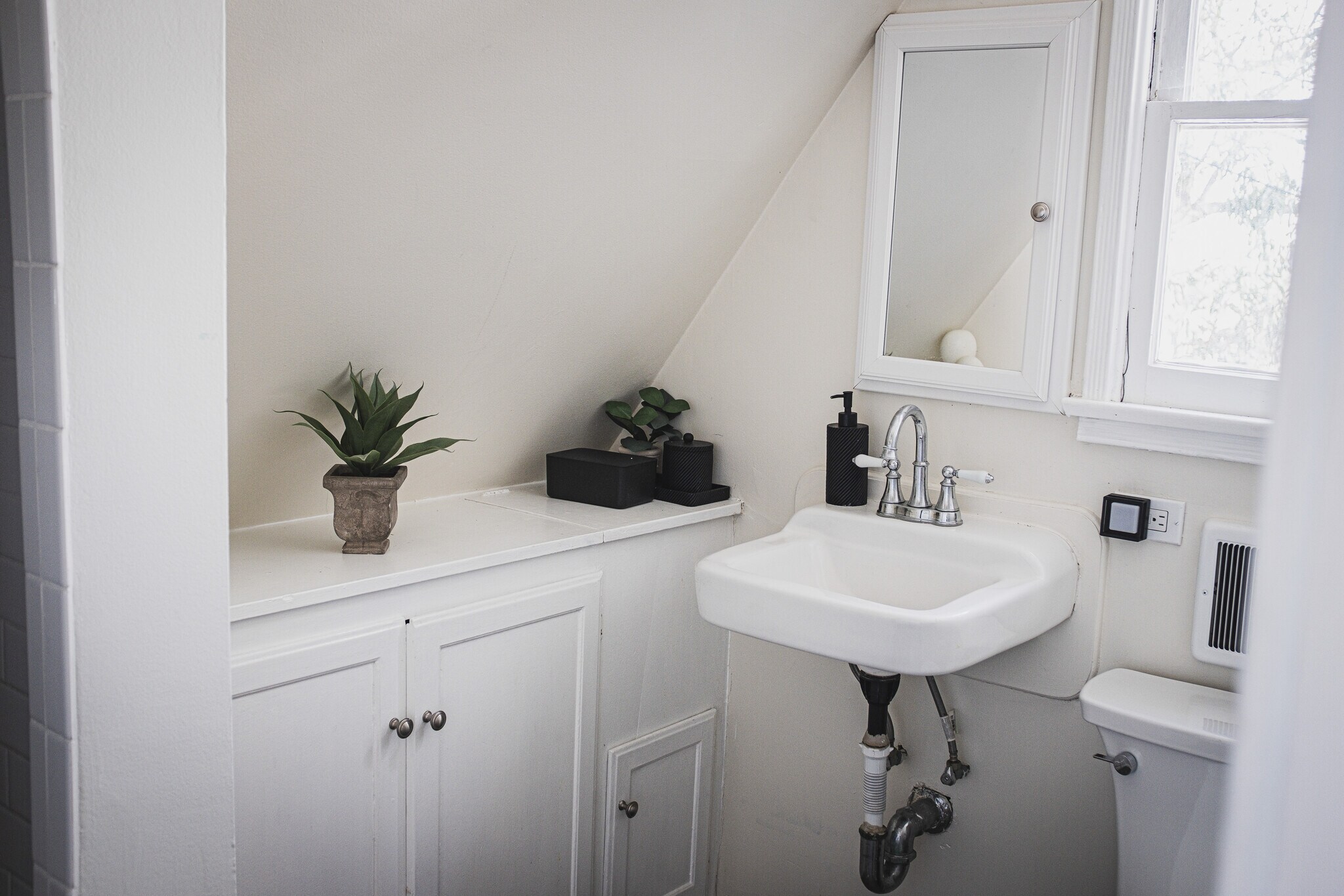 Building Photo - 2050 Cyprean Dr