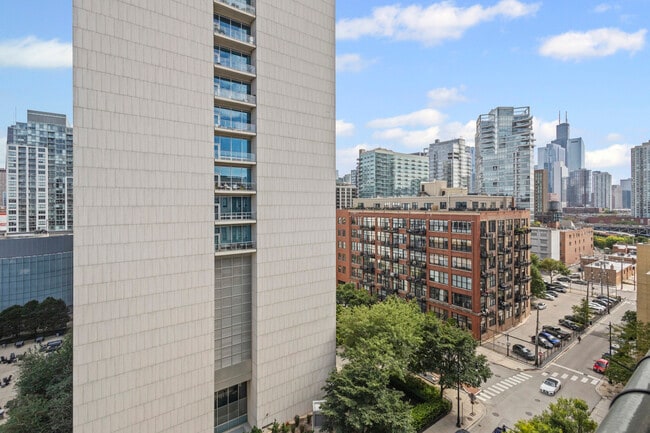 Building Photo - 758 N Larrabee St