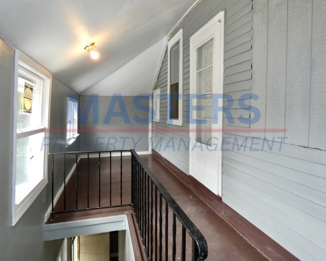 Building Photo - Spacious Rental | Convenient Central Location