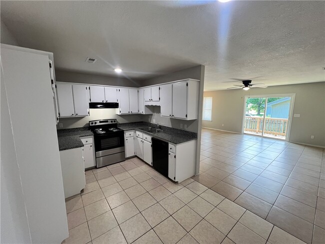 Building Photo - 823 N Lola Ln