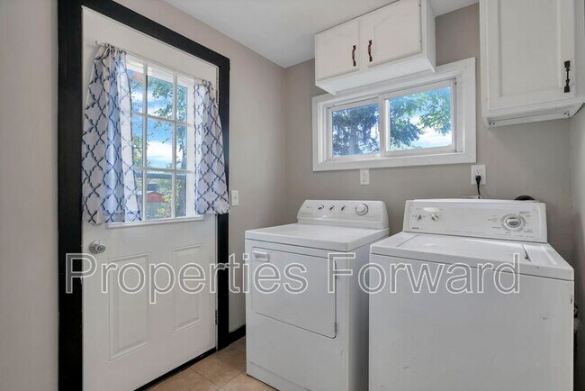 Building Photo - 533 E Jenkins Ave