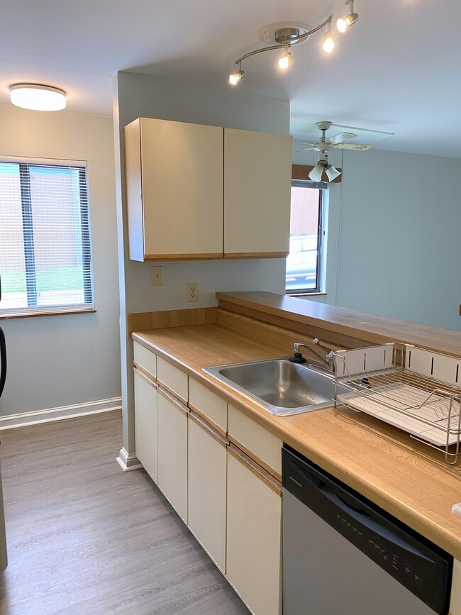 Building Photo - 1002 Linden Ave