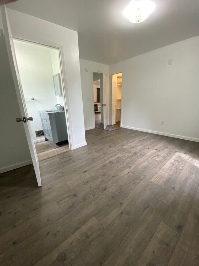 Building Photo - 22490 W Ireland Rd