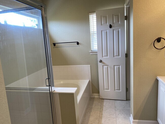 Building Photo - 11960 Meadowood Ln