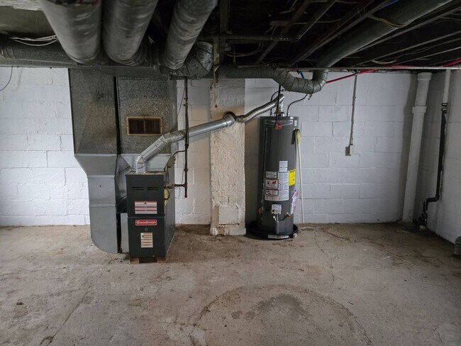 Building Photo - Charming 4-Bedroom Property in Prime Location