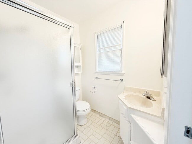 Building Photo - Charming 4-bedroom, 2-bath Home - MOVE IN READY