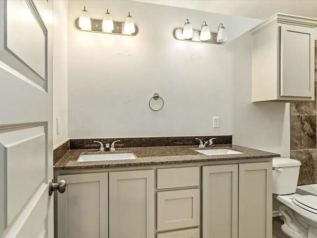 Building Photo - Move-In Ready 2-Bed Home in Lawton w/ Garage