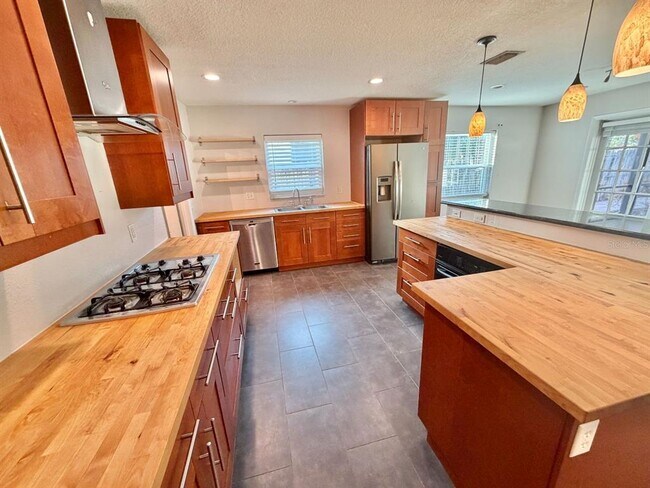 Building Photo - 653 Sherwood Dr