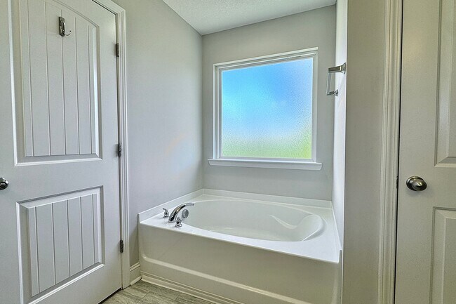 Building Photo - AVAILABLE NOW! (Small Pets Only)