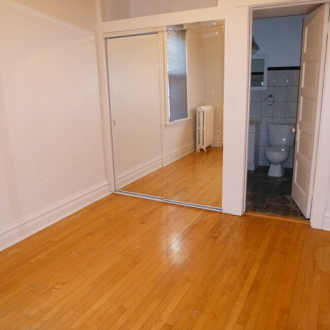 Bedroom - 2216 W Giddings St