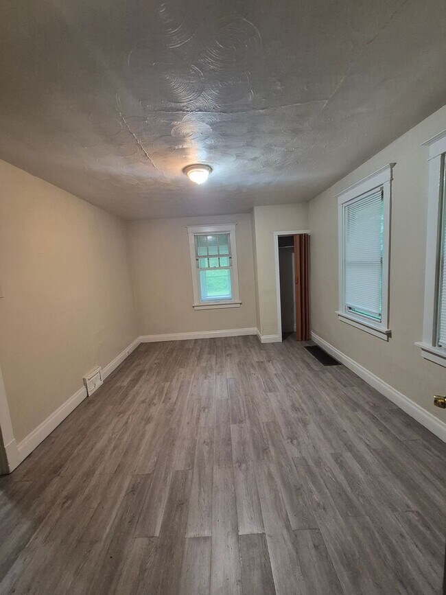 Building Photo - 2140 Rosebud Ave