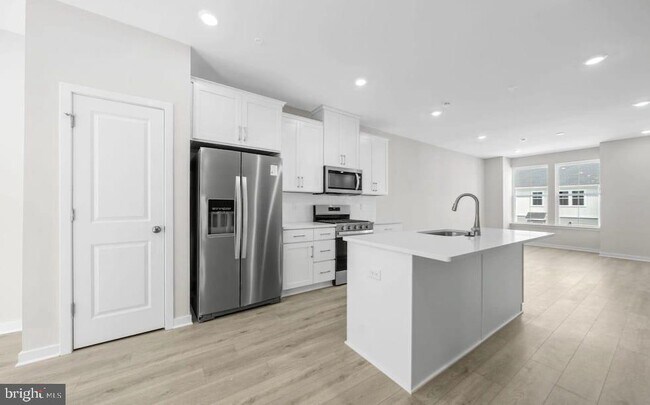 Building Photo - 242 Talucci Dr