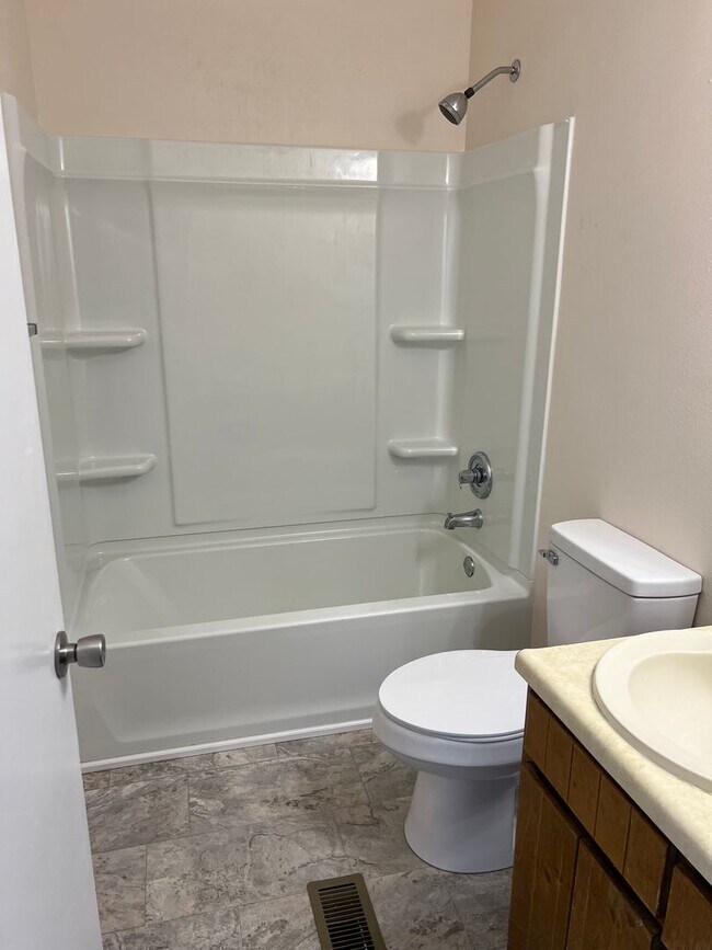 Building Photo - POOL-VIEW/ ACCESS - 2 Bedroom 1.5 Bath Tow...