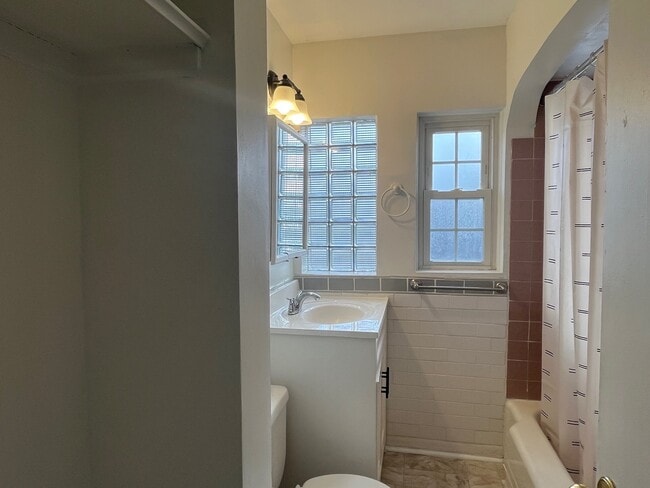 Building Photo - 918 N 5th Ave