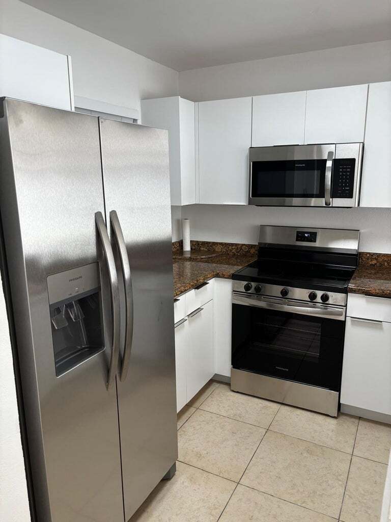 Building Photo - 1515 Lake Crystal Dr