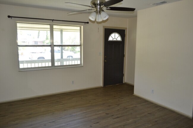Building Photo - 1060 E Patrick Cir