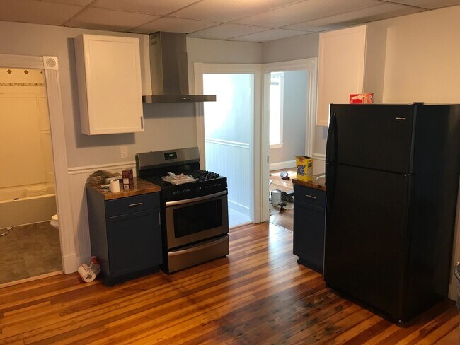 Eat-in Kitchen - 11 Mt Vernon St