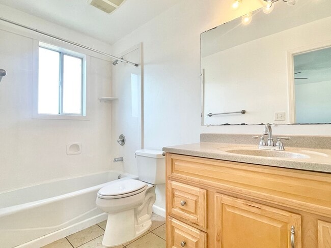 Building Photo - Lovely Sandy Home in Well Kept Neighborhood!