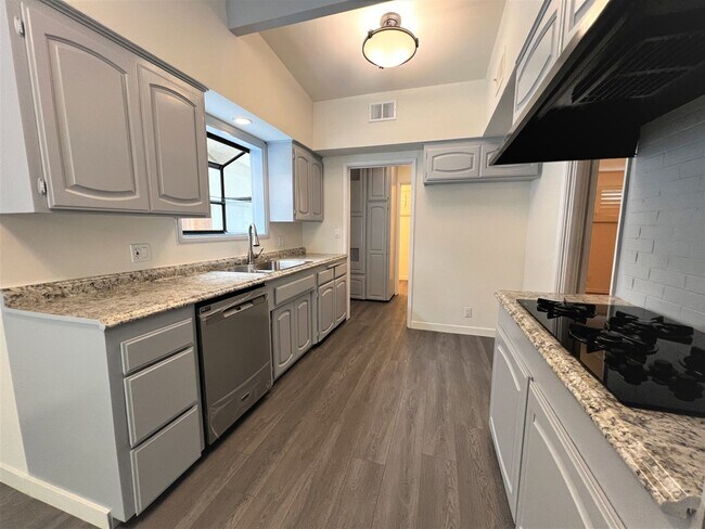 Building Photo - Gorgeous 3 Bedroom 1.5 Bath Home located i...