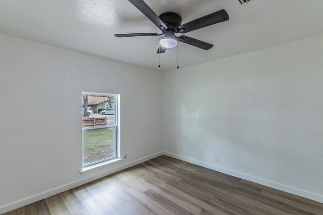 Building Photo - Remodeled 2BR Home w/ Fenced Yard – Only $1395