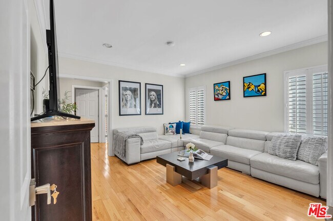 Building Photo - 326 N Doheny Dr