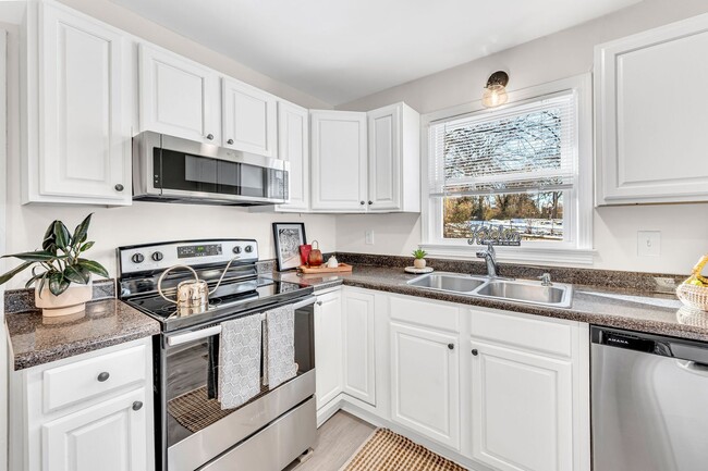 Building Photo - 3 Bed 2 Bath House w/Fenced Yard in East N...