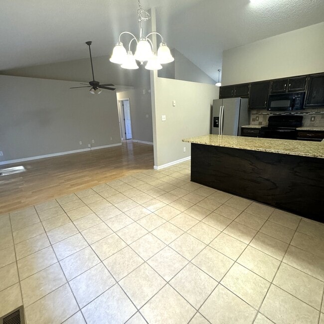 Building Photo - 961 Castlewood Dr